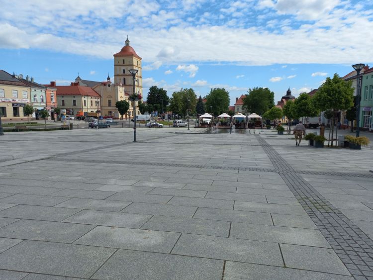 Rynek w Leżajsku będzie bardziej zielony i przyjazny mieszkańcom 1 - Polskie Radio Rzeszów Rynek w Leżajsku będzie bardziej zielony i przyjazny mieszkańcom