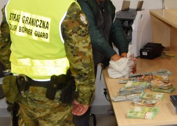 Próbowały wywieźć z Polski 1,3 miliona złotych. Straż Graniczna zabezpieczyła pieniądze w Medyce