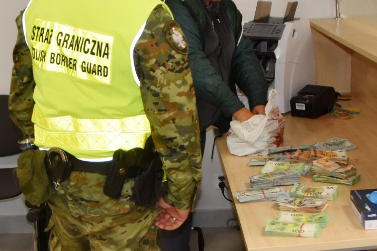 Próbowały wywieźć z Polski 1,3 miliona złotych. Straż Graniczna zabezpieczyła pieniądze w Medyce