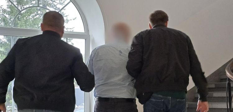 Lekarz podejrzany o przyjmowanie łapówek. Usłyszał ponad 500 zarzutów [WIDEO]