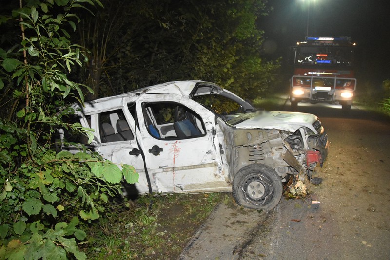 Wypadek w Teodorówce. Dachowanie fiata, jedna osoba w szpitalu