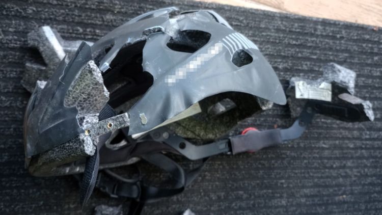 11-letni rowerzysta uderzył w ciężarówkę, życie uratował mu kask