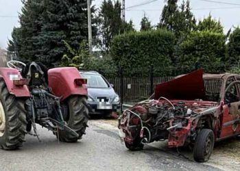 Agresywny traktorzysta uszkodził ogrodzenie i skopał radiowóz. Był pijany