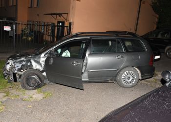 Pijany 41-latek wsiadł do auta mimo sądowego zakazu, spowodował kolizję