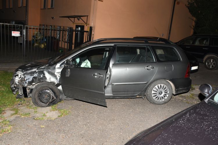 Pijany 41-latek wsiadł do auta mimo sądowego zakazu, spowodował kolizję