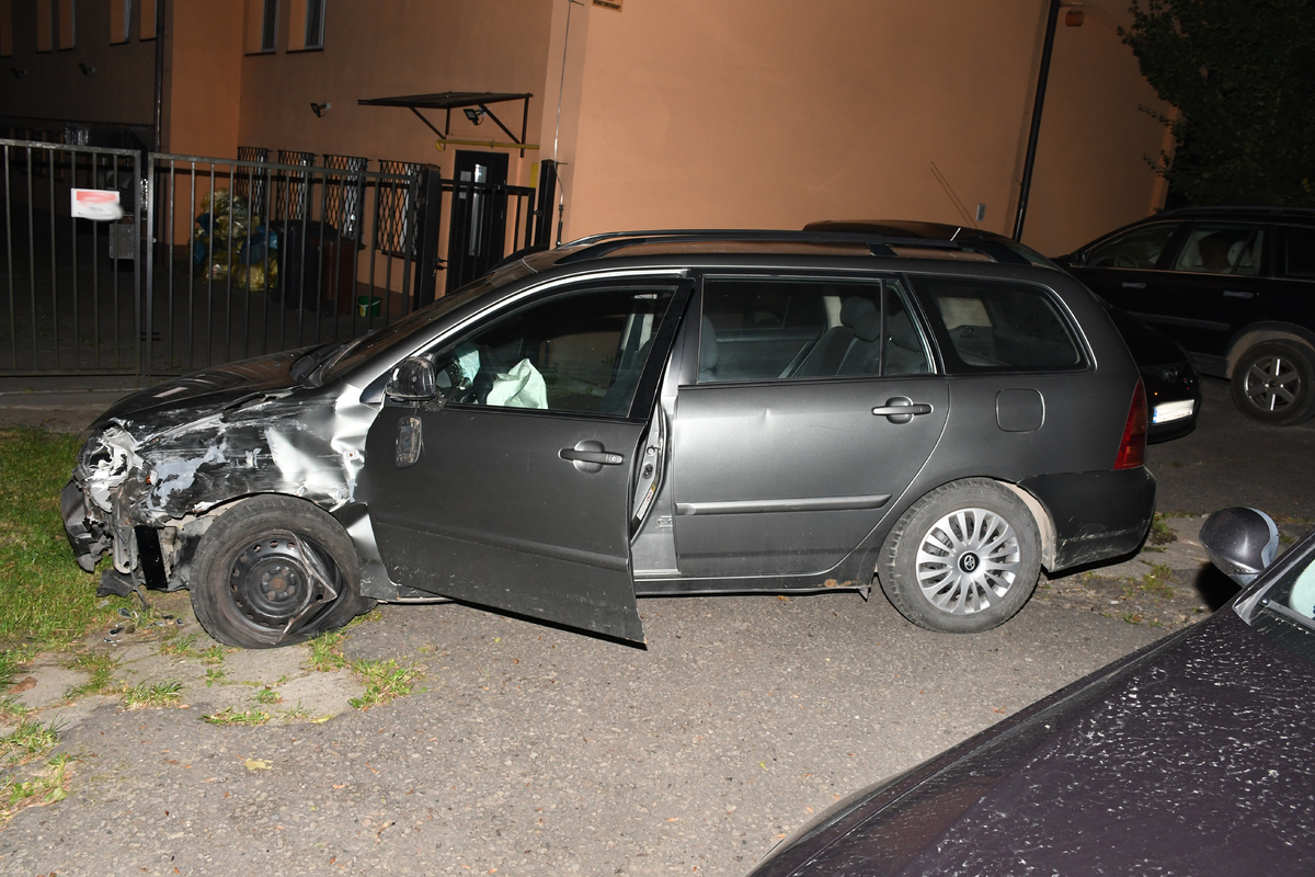 Pijany 41-latek wsiadł do auta mimo sądowego zakazu, spowodował kolizję