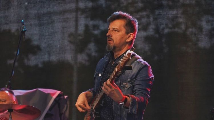 Łukasz Gorczyca, gitarzysta basowy, dla którego muzyka nie ma granic