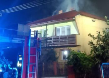 Pożar w miejscowości Stale. Strażacy przez kilka godzin gasili dach domu jednorodzinnego