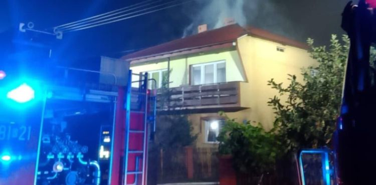 Pożar w miejscowości Stale. Strażacy przez kilka godzin gasili dach domu jednorodzinnego