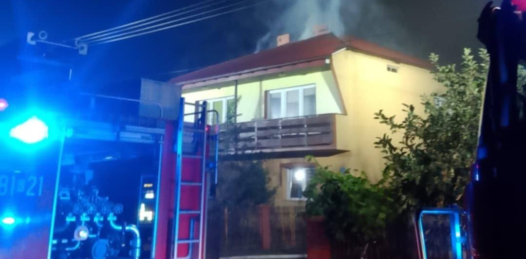 Pożar w miejscowości Stale. Strażacy przez kilka godzin gasili dach domu jednorodzinnego