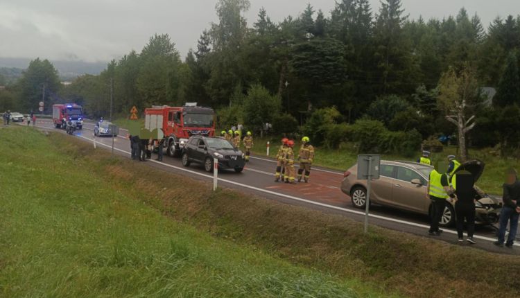 Wypadek trzech pojazdów w Zagórzu. Jedna osoba ranna [ZDJĘCIA]