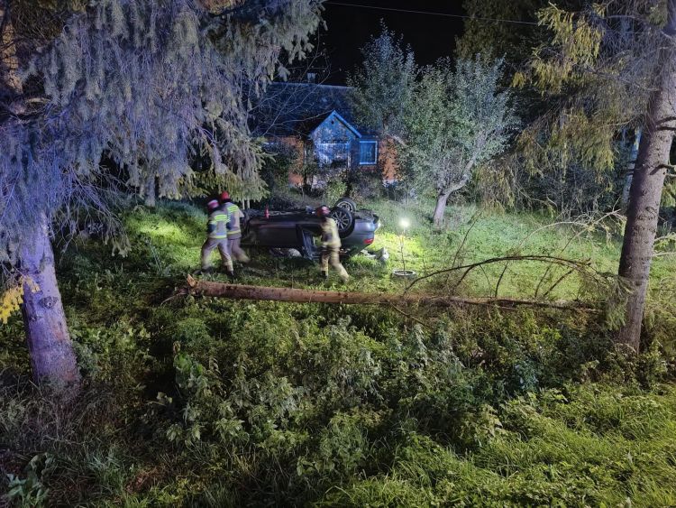 Dachowanie auta, dwie osoby trafiły do szpitala [ZDJĘCIA]