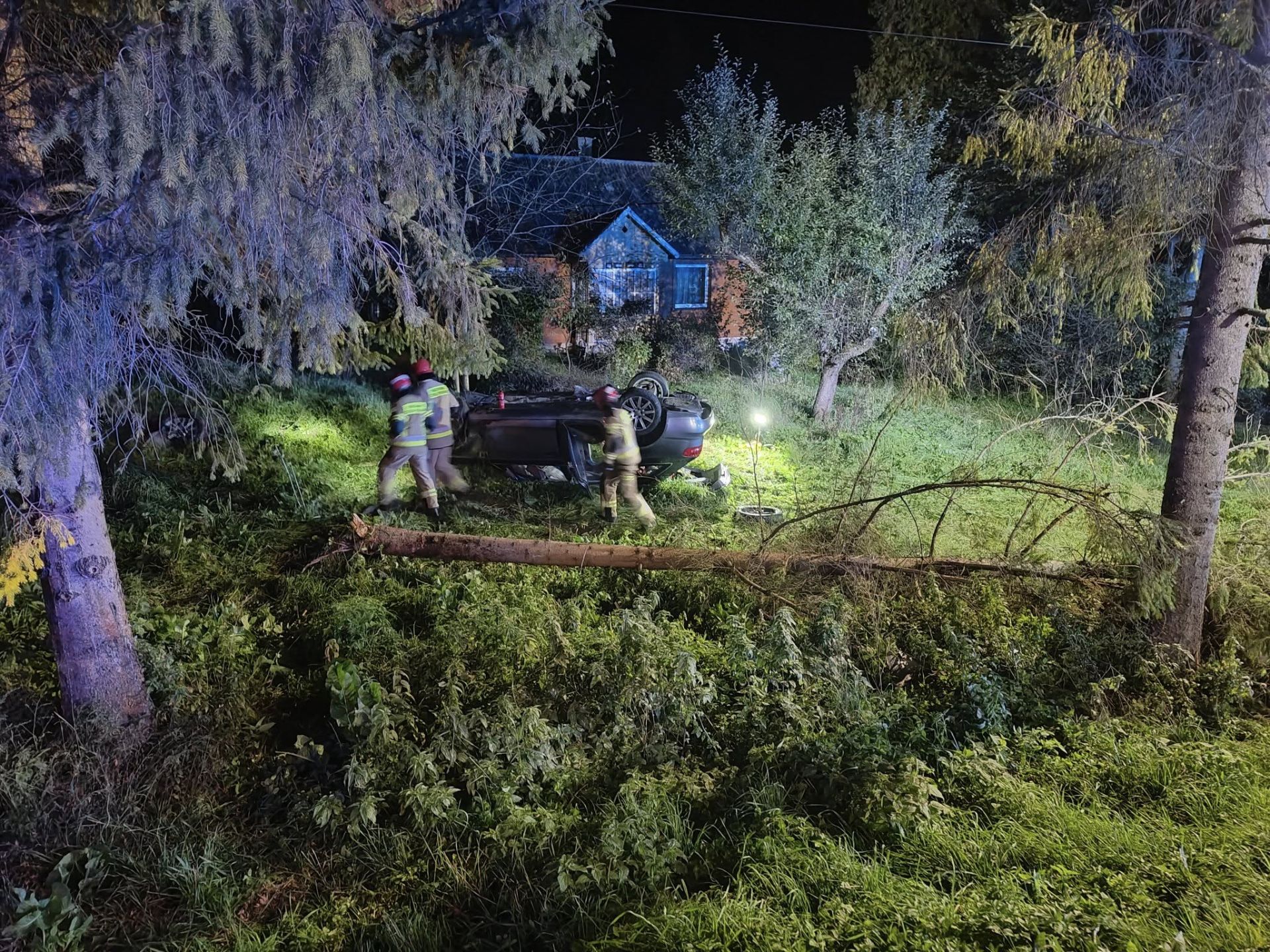 Dachowanie auta, dwie osoby trafiły do szpitala [ZDJĘCIA]