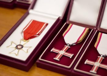 24 działaczy opozycji antykomunistycznej zostało odznaczonych Krzyżami Wolności i Solidarności