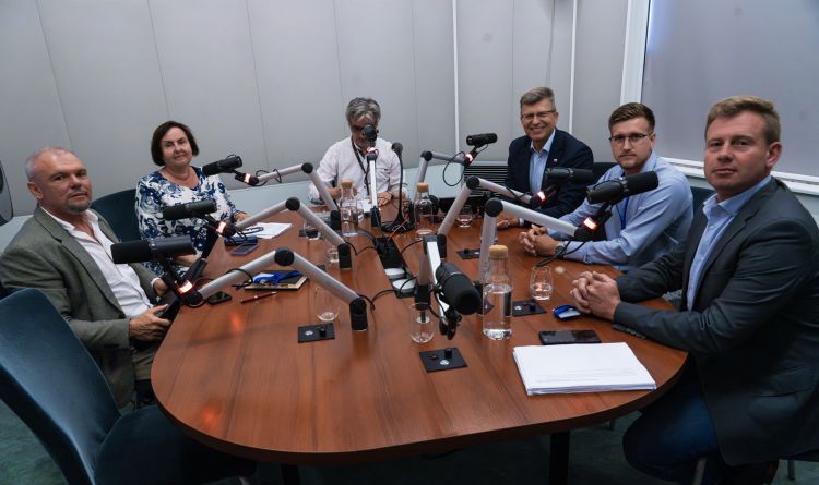 Podkarpacki panel polityczny: Nowy przedmiot szkolny tematem debaty polityków 1 - Polskie Radio Rzeszów Podkarpacki panel polityczny: Nowy przedmiot szkolny tematem debaty polityków - Polskie Radio Rzeszów