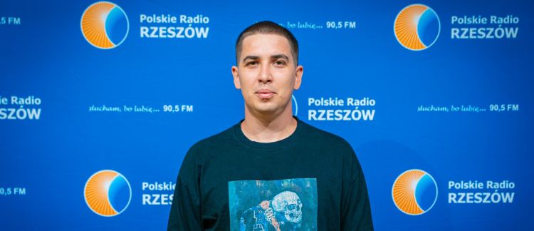 Psy w przestrzeni publicznej. Gdzie zabierać pupila i jak dbać o jego komfort?