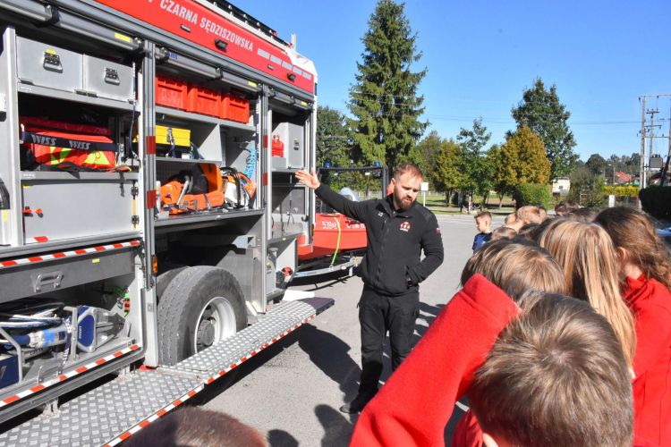 Blisko stu młodych druhów bierze udział w obozie Młodzieżowych Drużyn Pożarniczych [ZDJĘCIA]