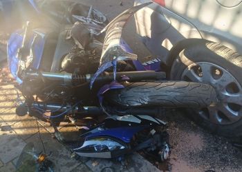 Groźny wypadek w Tarnobrzegu. Motocyklista uderzył w ogrodzenie i auto