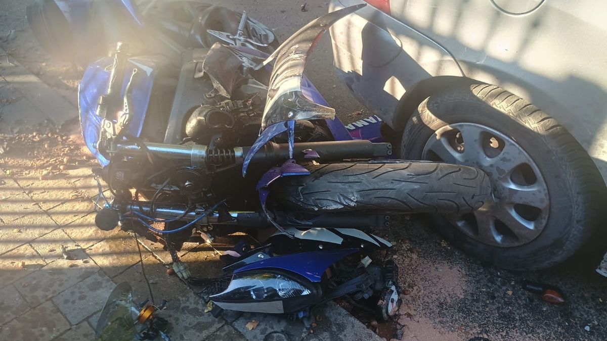 Groźny wypadek w Tarnobrzegu. Motocyklista uderzył w ogrodzenie i auto