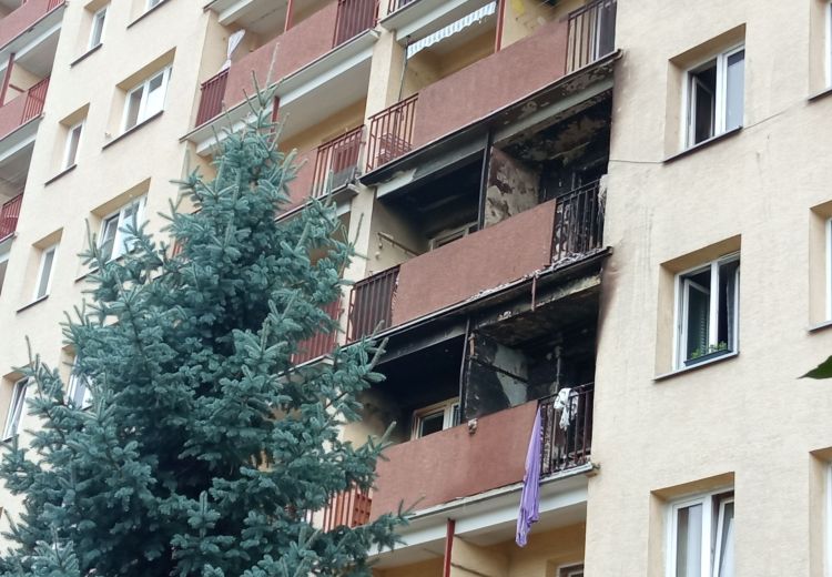Stalowa Wola: Trwa ustalanie przyczyny pożaru w bloku przy ul. Okulickiego [ZDJĘCIA]