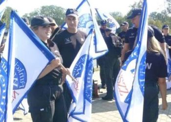 Podkarpaccy pracownicy służby więziennej na proteście w Warszawie. Domagają się podwyżek