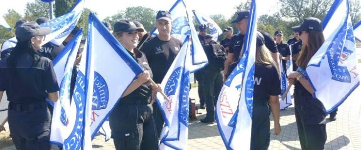 Podkarpaccy pracownicy służby więziennej na proteście w Warszawie. Domagają się podwyżek