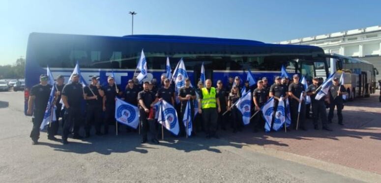 Podkarpaccy pracownicy służby więziennej na proteście w Warszawie. Domagają się podwyżek - Polskie Radio Rzeszów