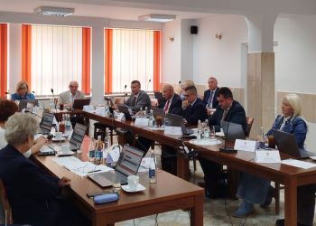 Burzliwa sesja w Lesku. Oddział położniczy pozostaje, ale problemów nie brakuje