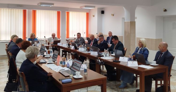 Burzliwa sesja w Lesku. Oddział położniczy pozostaje, ale problemów nie brakuje