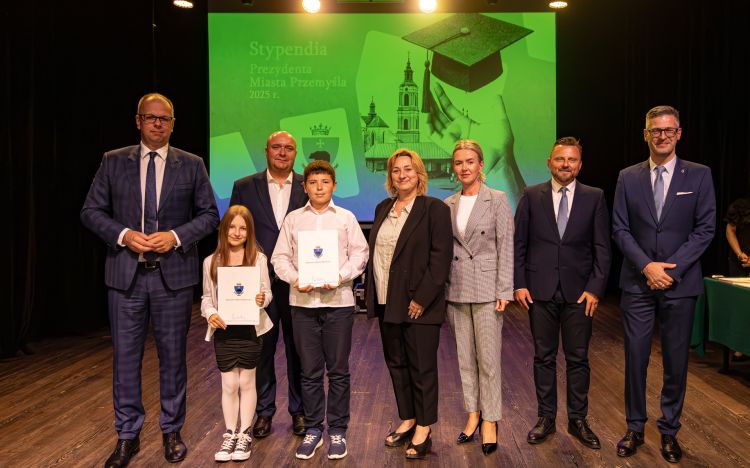 Ponad 200 uczniów nagrodzonych stypendiami Prezydenta Przemyśla [ZDJĘCIA]