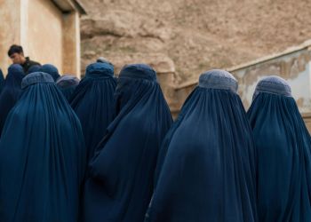 Po katastrofalnym trzęsieniu ziemi w Afganistanie kobiety odcięte od pomocy medycznej