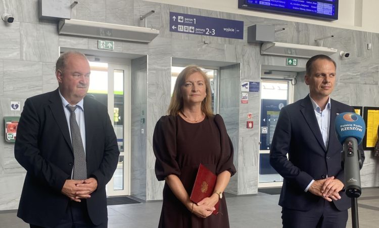 Dworzec PKP w Rzeszowie – politycy PiS i KO o inwestycjach kolejowych