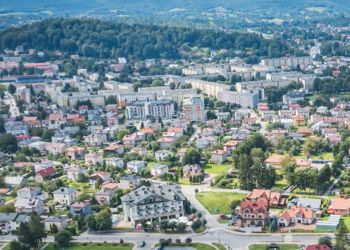 Mniejsze oszczędności w programie naprawczym i spór o mieszkania komunalne w Sanoku