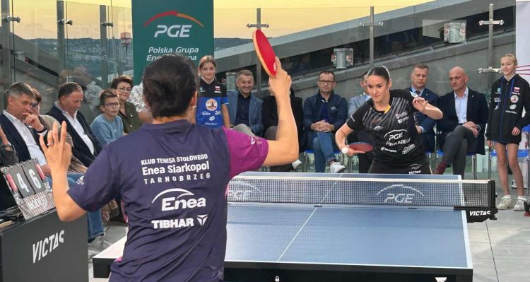 Tenis stołowy na 41. piętrze rzeszowskiego drapacza chmur [ZDJĘCIA, WIDEO]