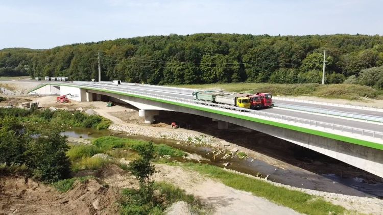 18 ciężarówek sprawdziło konstrukcję estakady na S19