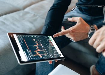 Inflacja spada, ale gospodarka wciąż pełna znaków zapytania – ocenia ekonomista Artur Chmaj