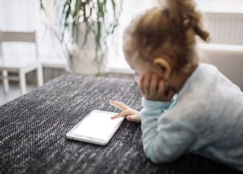 Jak niebieskie światło z urządzeń elektronicznych wpływa na mózg dziecka?