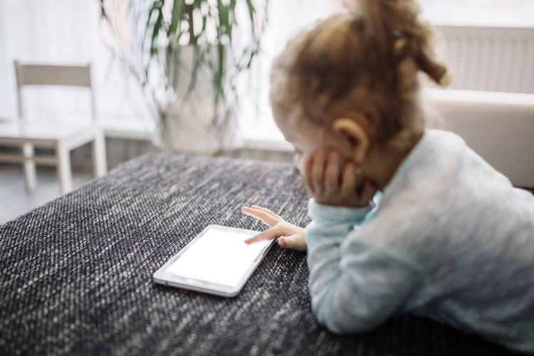 Jak niebieskie światło z urządzeń elektronicznych wpływa na mózg dziecka? 1 - Polskie Radio Rzeszów Jak niebieskie światło z urządzeń elektronicznych wpływa na mózg dziecka?