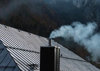 Zanim rozpalisz w piecu – zadbaj o komin! Strażacy i kominiarze ostrzegają