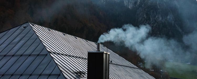 Zanim rozpalisz w piecu – zadbaj o komin! Strażacy i kominiarze ostrzegają