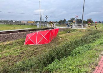 Tragiczny wypadek na torach w Chorzelowie. Nie żyją dziadek i wnuczka