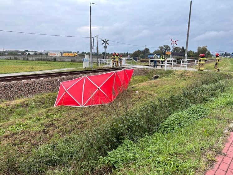 Tragiczny wypadek na torach w Chorzelowie. Nie żyją dziadek i wnuczka