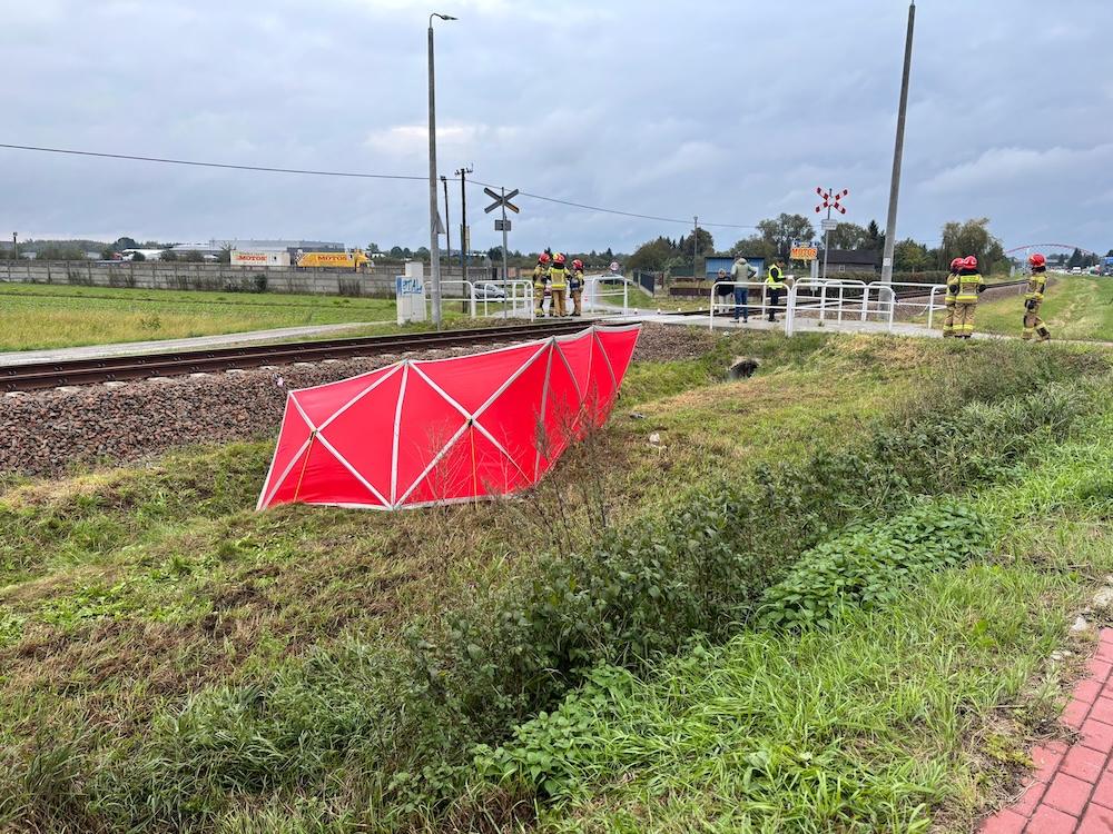 Tragiczny wypadek na torach w Chorzelowie. Nie żyją dziadek i wnuczka