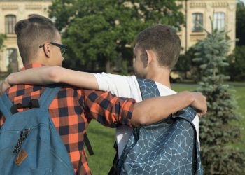 Przeciw przemocy: jak wspierać młodych chłopaków