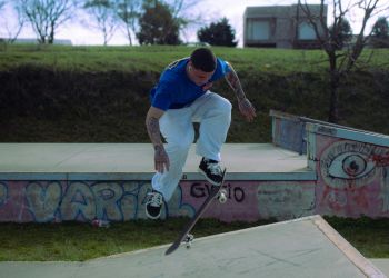 Styl skate dla dorosłych i młodzieży – jak dobrać wygodne i modne ubrania?