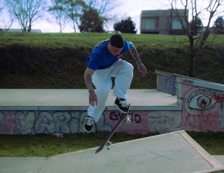 Styl skate dla dorosłych i młodzieży – jak dobrać wygodne i modne ubrania?