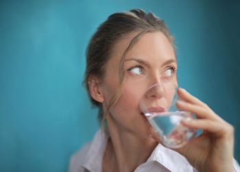 Farmaceutka: popijanie leków wodą to kluczowy element terapii