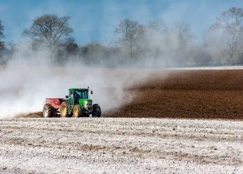 Tragedia w Wólce Łętowskiej. Nie żyje mężczyzna przygnieciony przez ciągnik rolniczy