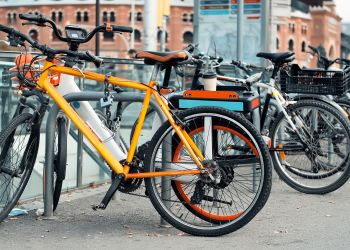 Akcja znakowania rowerów w Rzeszowie. Straż Miejska zabezpiecza jednoślady