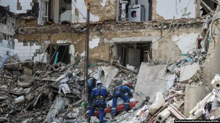 Podczas rosyjskiego ostrzału pocisk uderzył w polską ambasadę w Kijowie 3 - Polskie Radio Rzeszów Podczas rosyjskiego ostrzału pocisk uderzył w polską ambasadę w Kijowie - Polskie Radio Rzeszów